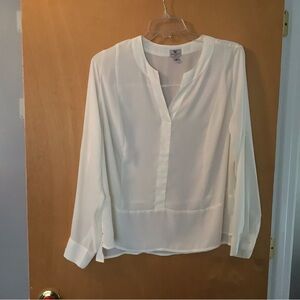 V-neck cream blouse with cuffs. 1X